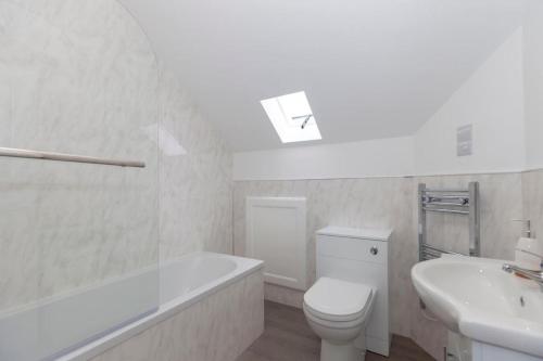 拉夫堡SAV Apartments Clarence Street-Loughborough的带浴缸、卫生间和盥洗盆的浴室
