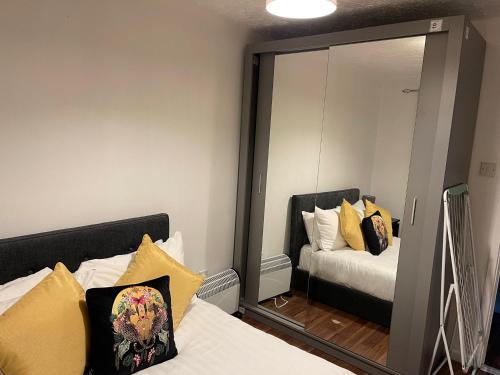 沃特福德SAV 1 Bed Apartment Argyle Watford的一间卧室配有两张床和镜子