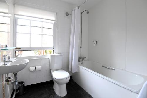 灵伍德Original White Hart, Ringwood by Marston's Inns的白色的浴室设有卫生间和水槽。