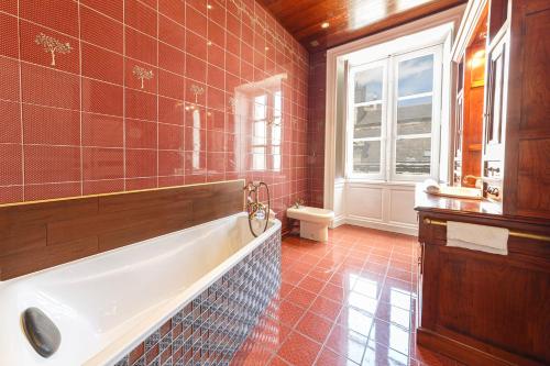 昂热Le Roi René appartement Haussmannien的带浴缸、卫生间和窗户的浴室