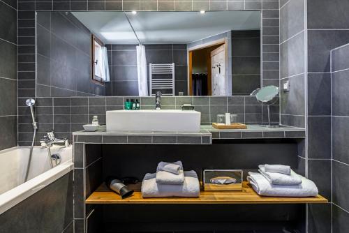里蒙纽耶夏雷酒店的一间带水槽和镜子的浴室