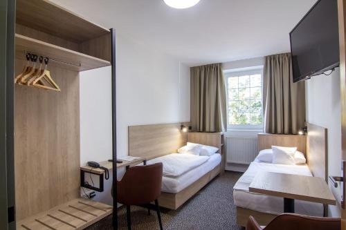 布拉格艾维酒店的酒店客房配有两张床和一张书桌
