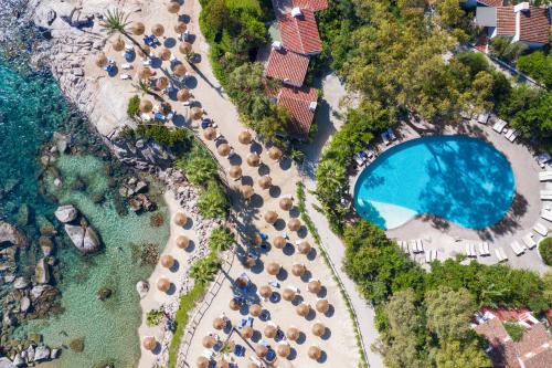 阿尔巴塔克斯阿尔巴塔克斯公园别墅度假酒店的享有带游泳池的度假村的空中景致