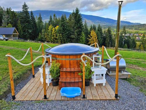 Lipnica WielkaDomek w górach Tiny House Forest Jacuzzi/widoki的木甲板,设有凉亭和桶子