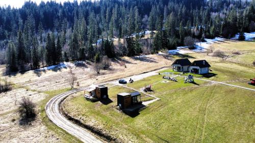 Lipnica WielkaDomek w górach Tiny House Forest Jacuzzi/widoki的田野房屋的空中景观