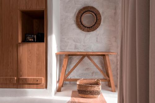埃利亚海滩Senses Luxury Suites & Villas的一张桌子,上面有镜子,还有一个篮子