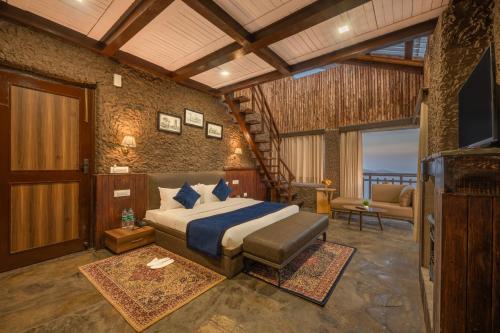 西姆拉Hotel Wood Winds - Best Hotel in Chail的一间卧室配有一张床和一个沙发