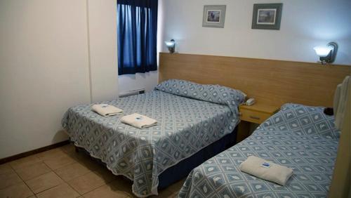 布宜诺斯艾利斯艾利斯快捷酒店的一间酒店客房内设有两张床的房间
