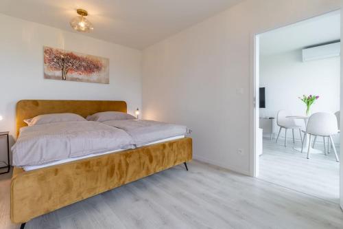 PrievozCozy apartment near city centrum and Bratislava airport的一间卧室设有一张床和一间用餐室