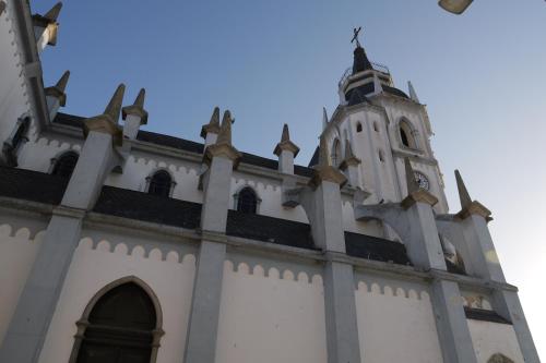雷根古什-迪蒙萨拉什Casa do Castelo的一座白色的教堂,上面有一座塔,上面有钟