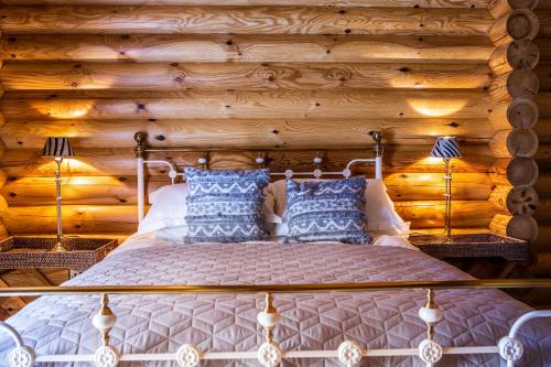 FoxtonOwl's Nest的小木屋内一间卧室,配有一张床