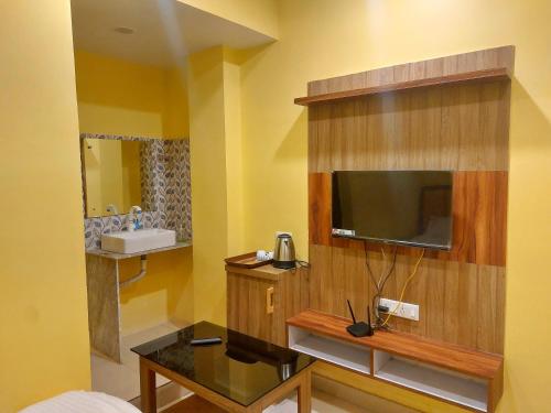ForbesganjHotel Shobha Forbesganj的酒店客房设有电视和水槽