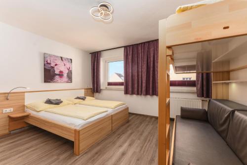 林茨林茨市公寓的一间卧室配有两张床和一张双层床。