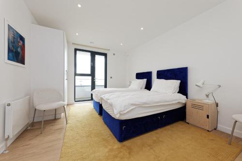 拉姆斯盖特Gorgeous 2 Bed Apartment with Stunning Sea Views with Free Parking and Fast Internet的卧室配有一张床、一张桌子和椅子
