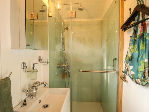 雷特福德Portland的一间带玻璃淋浴和水槽的浴室