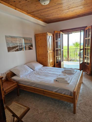 VergiaOASIS BEACH HOUSE的一间卧室设有一张带木制天花板的大床