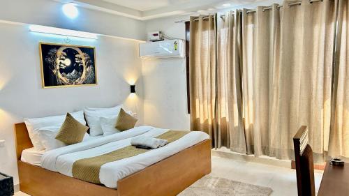 古尔冈Aura Luxury Studio Near Golf Course Road, Sector 57, Gurgaon的一间卧室设有一张床和一个大窗户