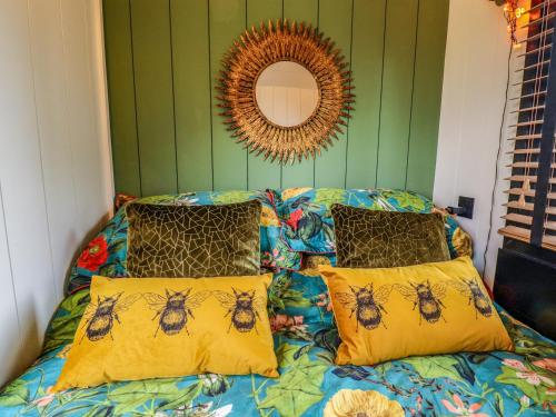雷特福德Herdwick的一间卧室配有一张带蜜蜂的床