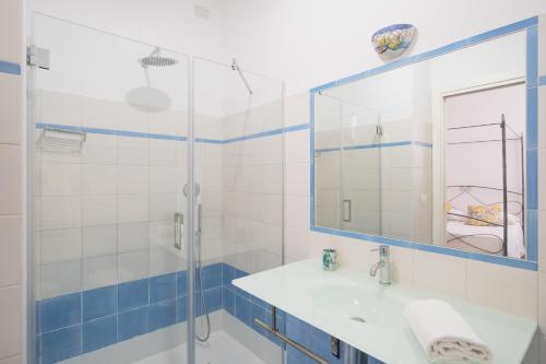 维耶斯泰朱利亚公寓的带淋浴、盥洗盆和镜子的浴室