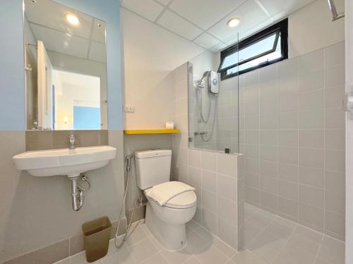 北碧Hop Inn Kanchanaburi Building A的浴室配有卫生间、盥洗盆和淋浴。