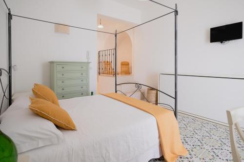 维耶斯泰朱利亚公寓的一间卧室配有一张带玻璃天篷的床