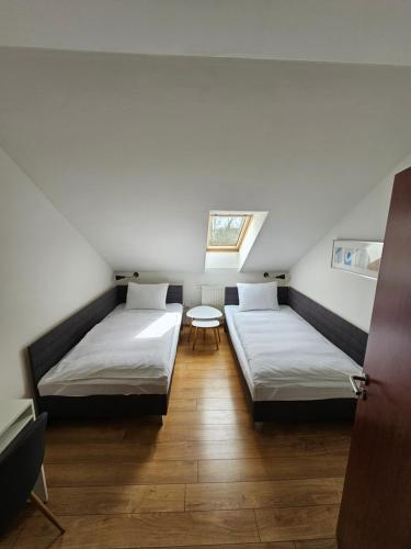 Zavar米尔林酒店的带窗户的客房内的两张床