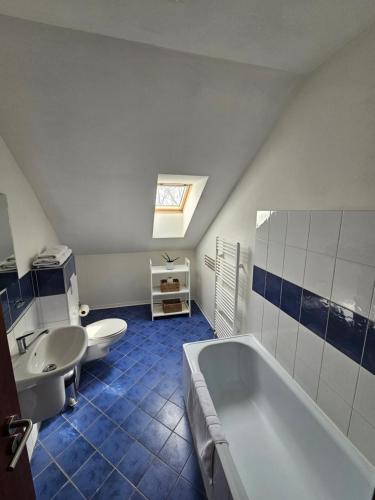 Zavar米尔林酒店的带浴缸、卫生间和盥洗盆的浴室