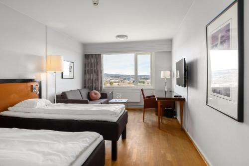 哈马尔Frichs Hotel Hamar的酒店客房带两张床和一个客厅