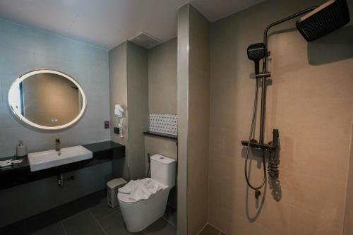 合艾โรงแรมออร่า สงขลา的带淋浴、卫生间和盥洗盆的浴室