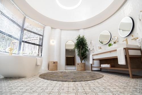 约翰内斯堡塔巴生态酒店的带浴缸、水槽和镜子的浴室