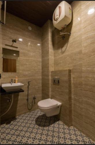 乌代浦Vaibhavya Hotel & Restaurant udaipur的一间带卫生间和水槽的浴室