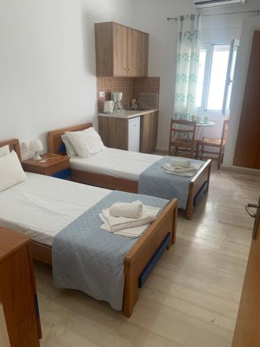 巴利恩Sea View Studios Bali Harbour Beach的酒店客房带两张床和厨房