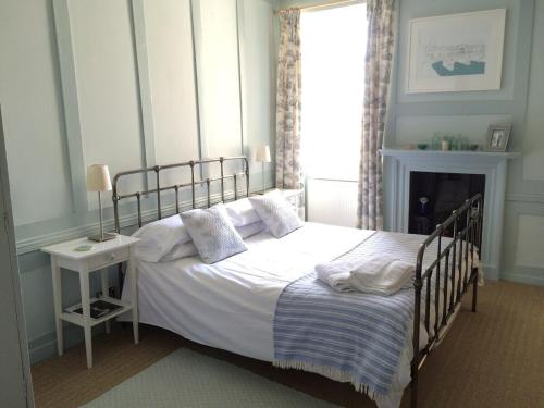 巴斯※ Beautiful Georgian Apartment - Central Bath ※的一间卧室配有带白色床单和枕头的床。