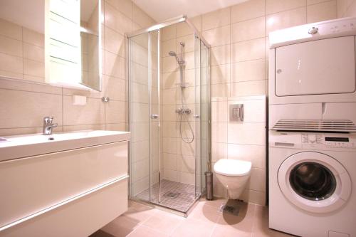 奥斯陆比斯尔特康伯尼公寓的带淋浴、卫生间和盥洗盆的浴室