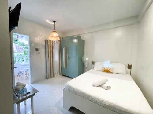 长滩岛Caleo Boracay Island Station 3的一间卧室配有一张大床和镜子