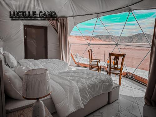 瓦迪拉姆Rum Lucille Luxury camp的帐篷内的一张床位,享有沙漠美景
