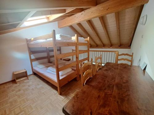 圣于尔萨讷Tariche Centre de Vacances的客房设有双层床和木桌。