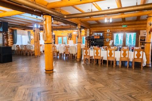 苏恰瓦Domeniul Haiducilor Bucovina的宴会厅,配有桌椅