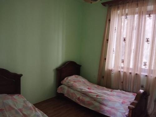 塞凡Севан 3 Ветерок的一间卧室配有床和带窗帘的窗户