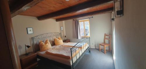 SchadelebenPension Robinienhof的一间卧室设有一张床和一个窗口