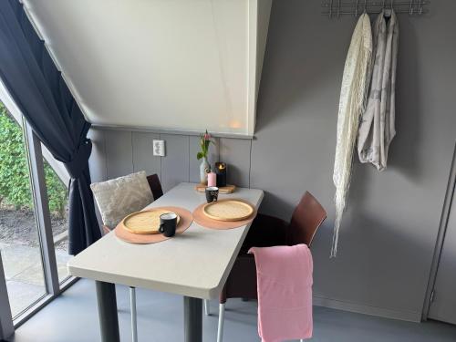 安迪克Hotelhuisjes Andijk的小型用餐室配有桌椅