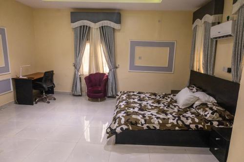 阿库雷VETTAS APARTMENT的一间卧室配有一张床、一张书桌和一个窗户。