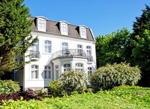 巴贝Villa im Ostseebad Baabe的白色的房子,上面设有阳台