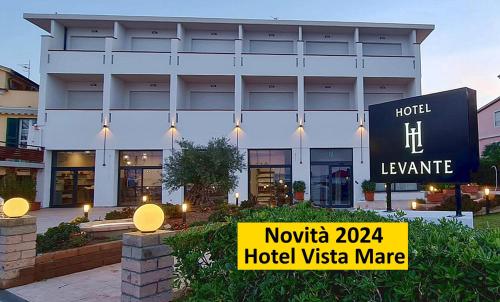 卡沃Hotel Levante - Isola d'Elba的建筑前有标志的酒店