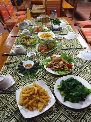 和平Quế Homestay的一张桌子上放着许多盘子的食物