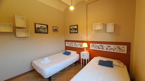 格拉诺列尔斯Apartamento El Pepito的带两张床和镜子的客房