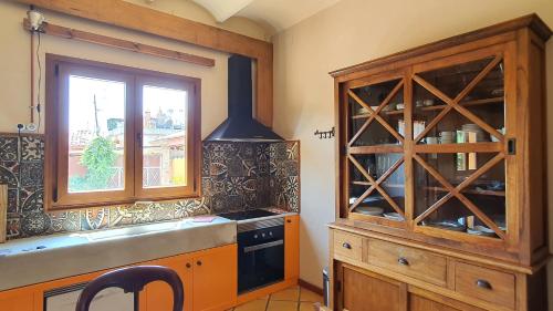 格拉诺列尔斯Apartamento El Pepito的厨房配有木制橱柜和窗户。