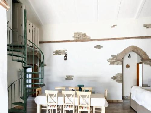 普拉多德尔雷7 bedrooms villa with private pool enclosed garden and wifi at Prado del Rey的一间带楼梯和桌椅的用餐室