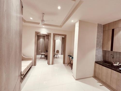 古尔冈The Lodgers 2 BHK Serviced Apartment Near Artemis Hospital Sector 57 Gurgaon - Nearest Metro Station Sector 54 Chowk的一间设有厨房和用餐室的客房