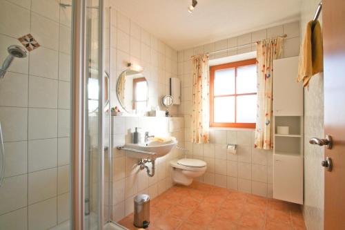 格拉本斯塔特斯特凡努蒂霍夫酒店的浴室配有卫生间、盥洗盆和淋浴。